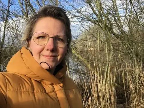 Corine Jacobs buiten tussen het riet