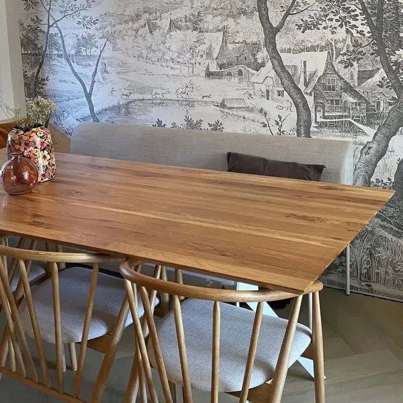Houten tafel met stoelen in de praktijkruimte in Zwolle